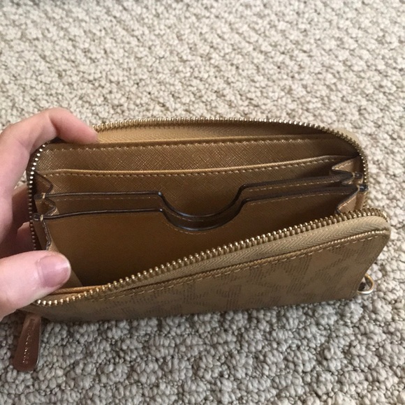 Michael Kors Wallet - Picture 4 of 4